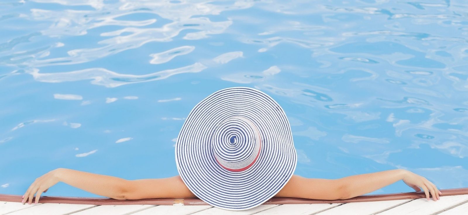 woman in hat in the pool